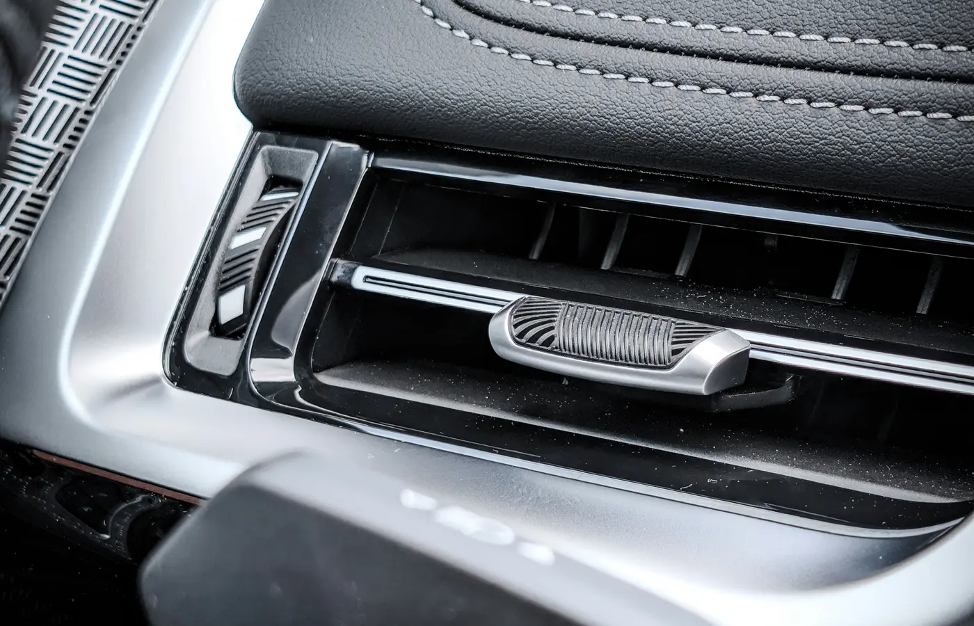Saída de ar-condicionado no painel de um carro moderno