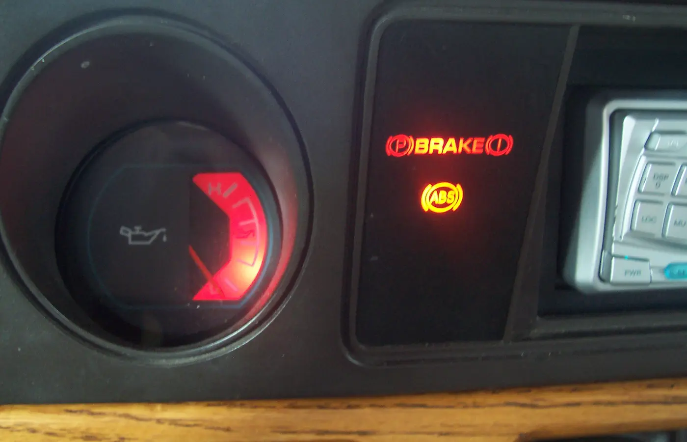 Luzes de freio, ABS e óleo acesas no painel do carro